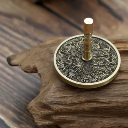 Presse à cendre gravée aux motifs raffinés.