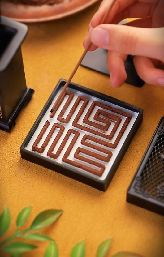 Presse et moules artisanaux pour la fabrication d’encens en poudre dans un décor épuré
