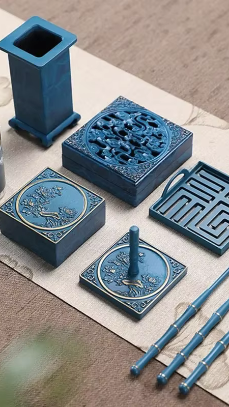Accessoires rituels avec cendre d’encens et outils traditionnels dans une ambiance zen