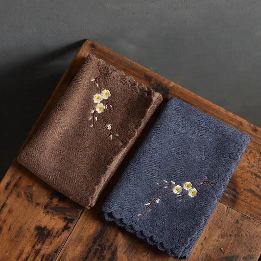 Serviette brodée pour rituel d’encens ou cérémonie du thé