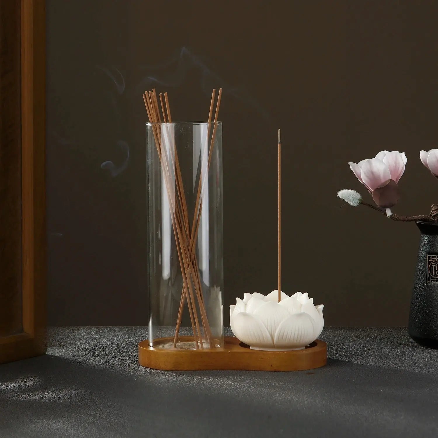  support en verre et lotus blanc