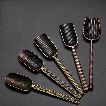 Ustensile thé Kung Fu bronze doré élégant, geste précis mesure feuilles tradition asiatique